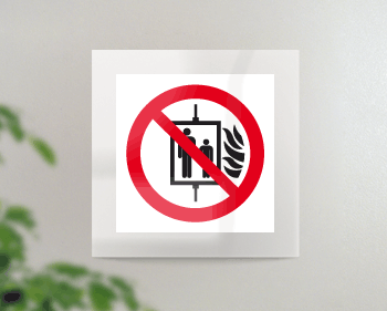 SEPE1347FW - targa Plexi monofacciale Vietato ascensore fiss.inv.EN ISO 7010 P020