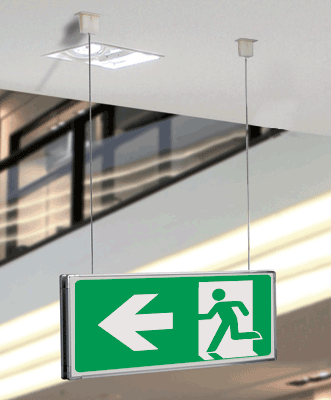 [SEME715101SN] SEME715101SN - Segnale all. Metal sospesa Uscita emergenza sx EN ISO 7010