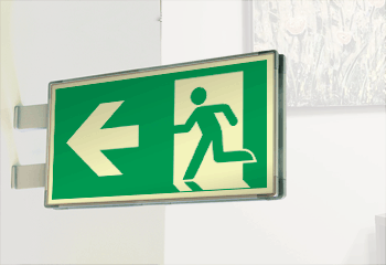 [SEMLE715101BN] SEMLE715101BN - Segnaletica all. Metal bifacciale luminescente uscita sx EN ISO 7010